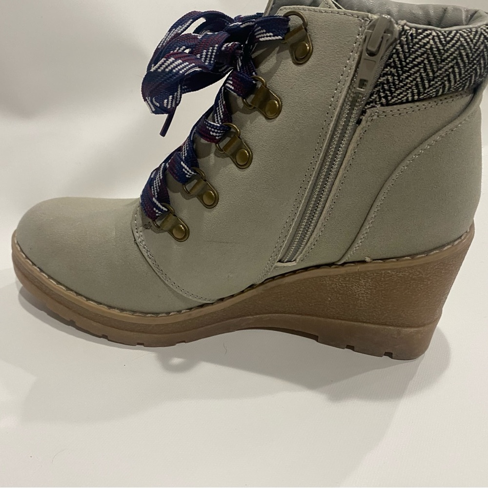 Maurices Penny Wedge Ankle Boot Women's Sz 9 Gray Suede Lace Up - Picture 7 of 7